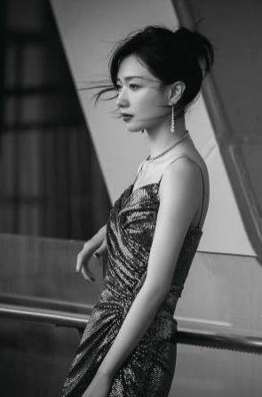 设计 万茜的身材太让人羡慕了，平时怎么吃都不胖，穿啥衣服都有范