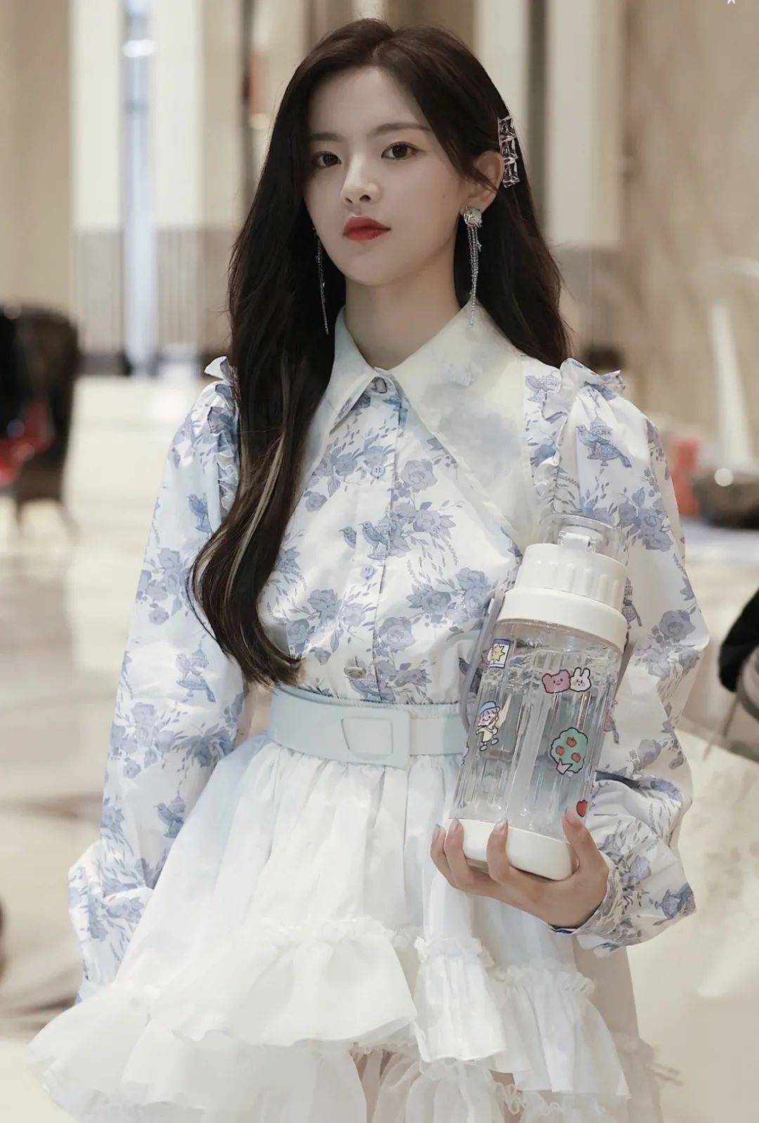 黑色 天才美少女：杨超越-多款穿搭显气质，双马尾的白色连衣裙更抢眼