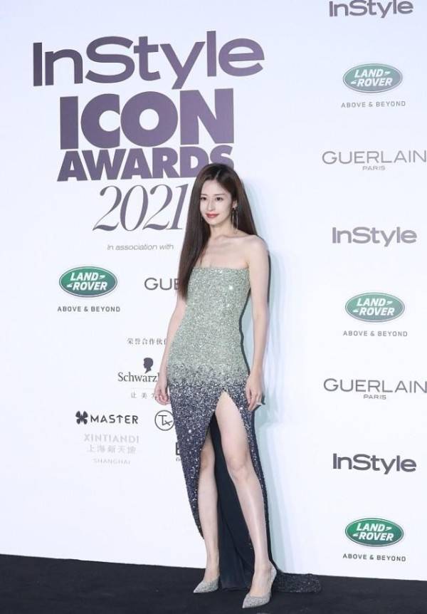 魅力 颖儿可别再瘦下去了，看着都瘦出“排骨”了，但穿衣仍然很精致