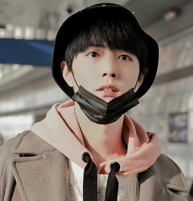 卫衣 肖战和粉色的适配度有多高？粉丝：他就是温柔本身！