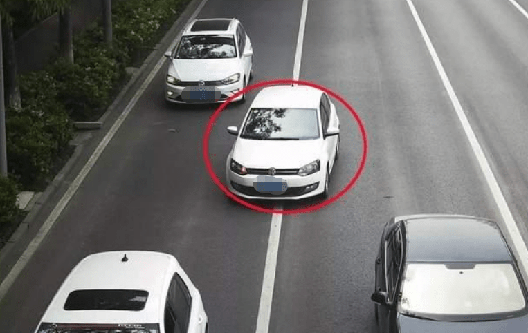 如果前面的车辆违规变道导致后内蒙快3走势图头的车辆碰上了，这到底是谁的责任？