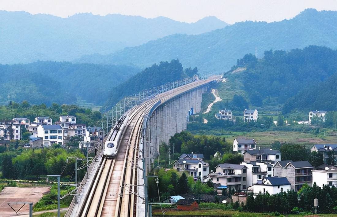 原创中国最美的三条高铁线全程风景如画当地人是真有福气
