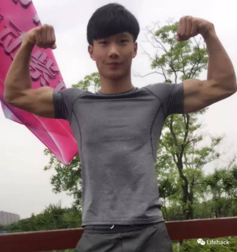 锻炼|农村小伙疯狂秀肌肉，身材碾压99%健身教练