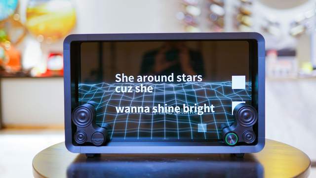 谁说音箱只能听？Lyiew的Pro3沉浸式字幕音箱给你好听又好看