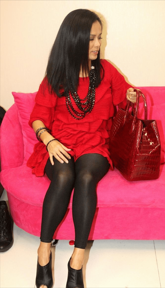 透视 韦唯奔六了也有气质，迷你裙配透视裤，年轻时那英也得叫“前辈”