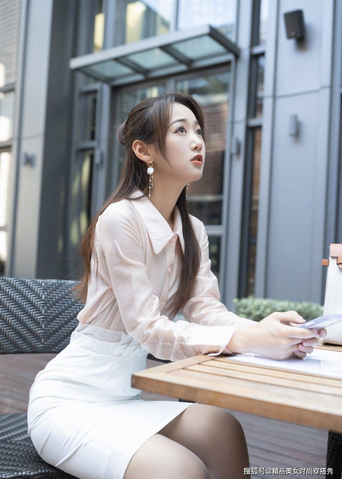 显高 浅粉色的衬衫很是清新减龄，下搭一条白色的半身裙，清新感十足