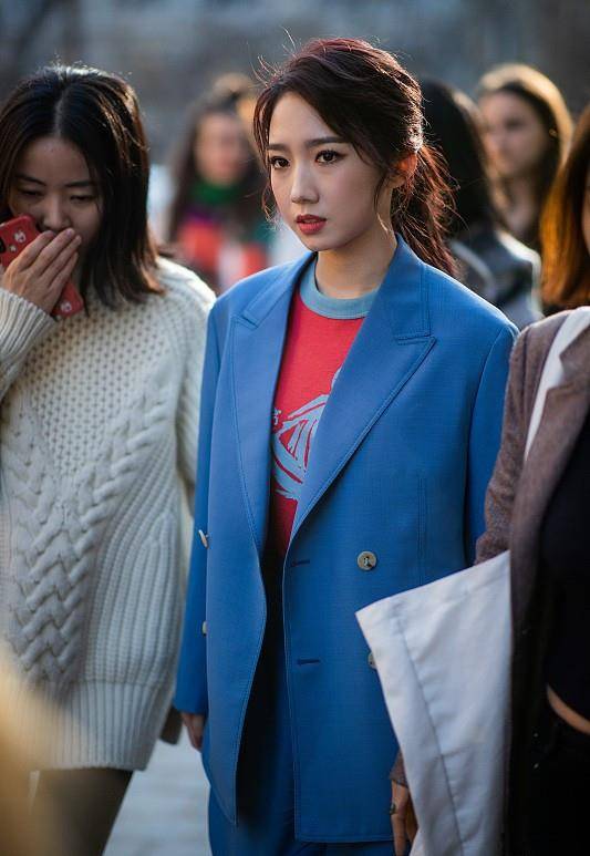 设计 孟美岐的颜值真高啊，穿酷炫的独特蓝色服装，妆容奇怪也能驾驭