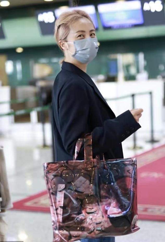 金发 黄磊一家走机场，他剪寸头像隔壁保安，孙莉染金发直接成小老太