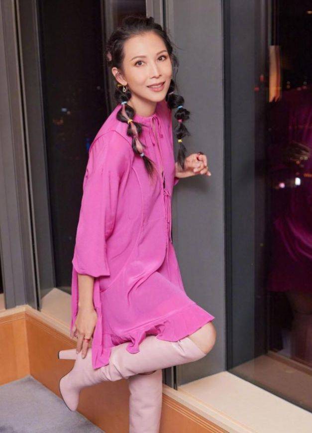 高手 蔡少芬真是扮嫩高手，“灯笼辫”配芭比粉上衣，看着像20多岁姑娘