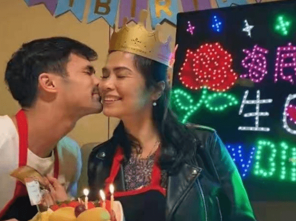 透视 韦唯奔六了也有气质，迷你裙配透视裤，年轻时那英也得叫“前辈”