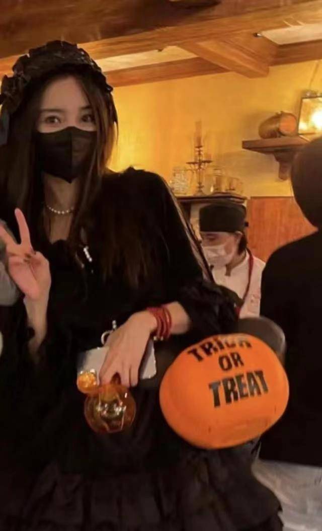整体 baby带小海绵游迪士尼，穿黑色LO裙小蛮腰抢镜，和儿子同框像姐弟