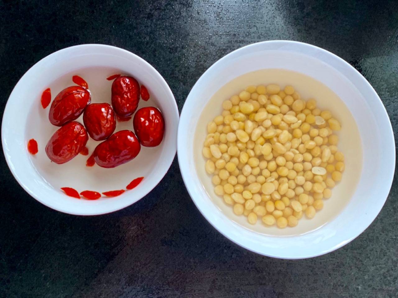 原创黄豆炖猪蹄汤汁乳白黄豆软烂喝过的都喜欢