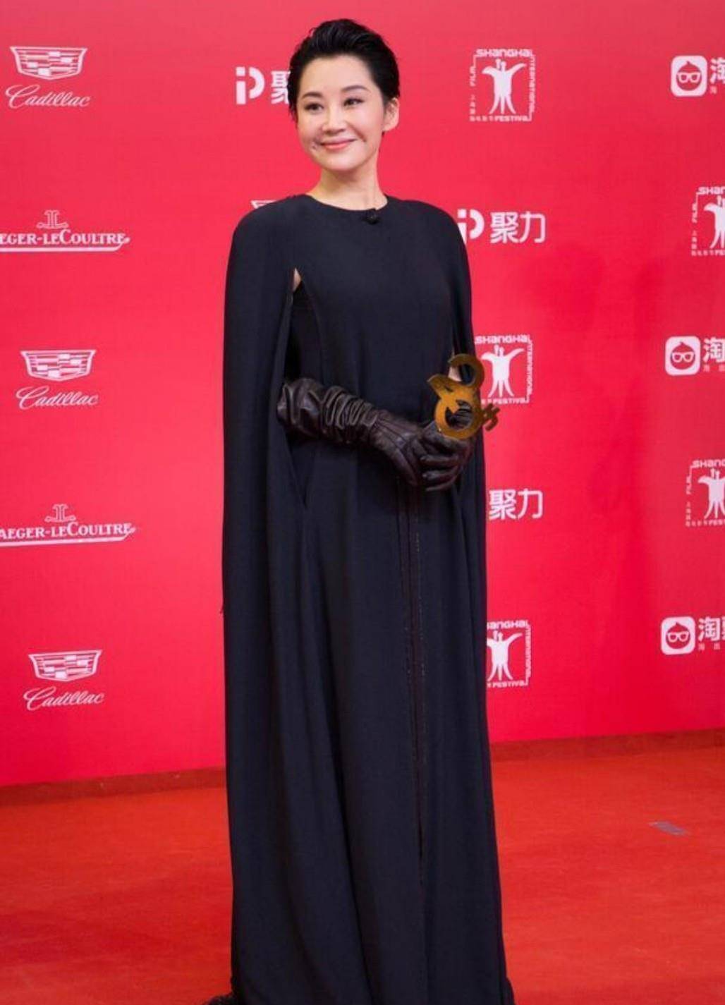 设计 52岁许晴穿衣太大胆了，穿连衣裙亮相，身材比年轻小姑娘还好