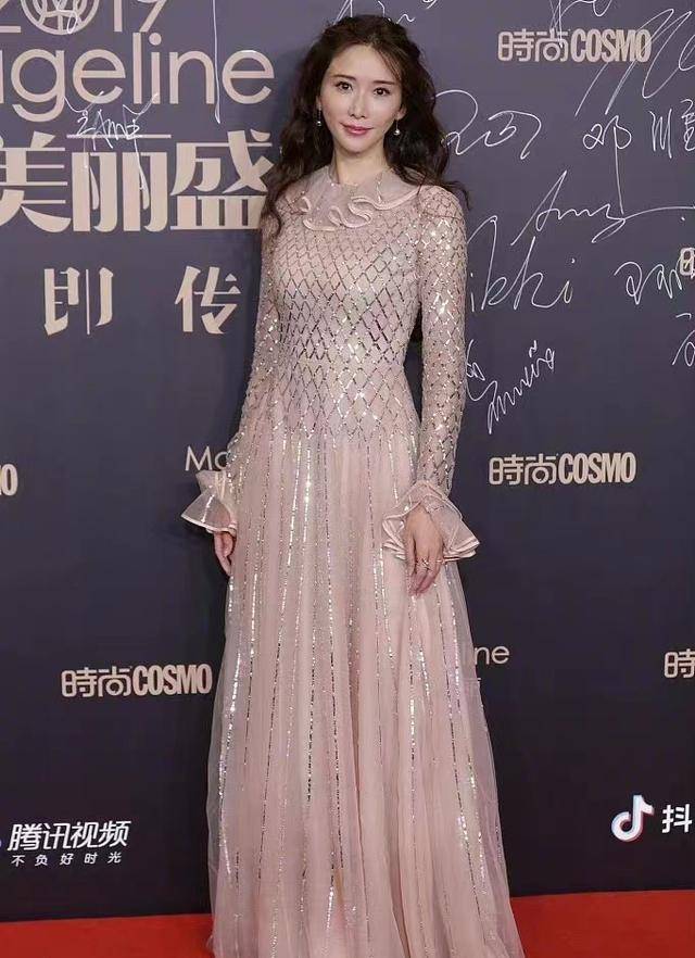 设计 林志玲实力“秀身材”，穿挂脖连衣裙太养眼了，这气质还有谁