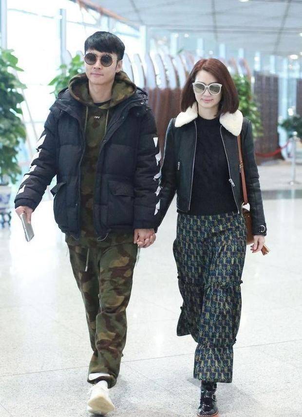 洪欣 不打光不修图,这才是洪欣真实的素颜,黑眼圈重肤色不均有黄斑!