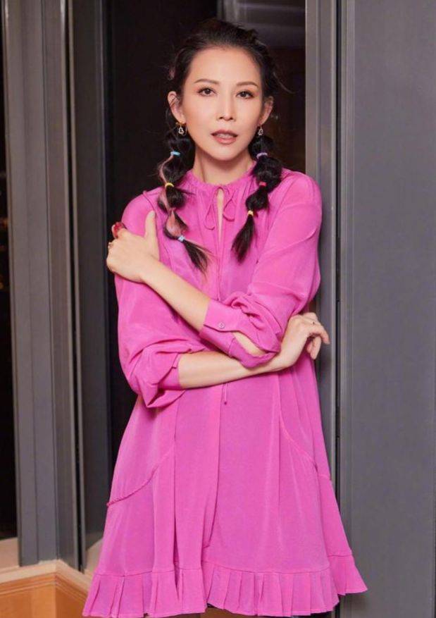 高手 蔡少芬真是扮嫩高手，“灯笼辫”配芭比粉上衣，看着像20多岁姑娘