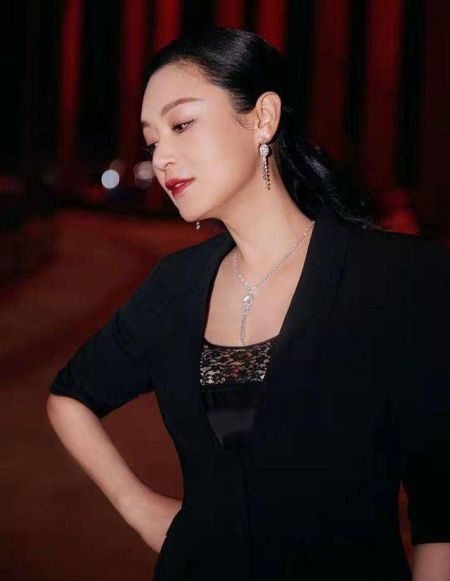 套装 陈红年龄越大反而越耐看,黑色套装气韵十足,挺拔身姿为形象加分