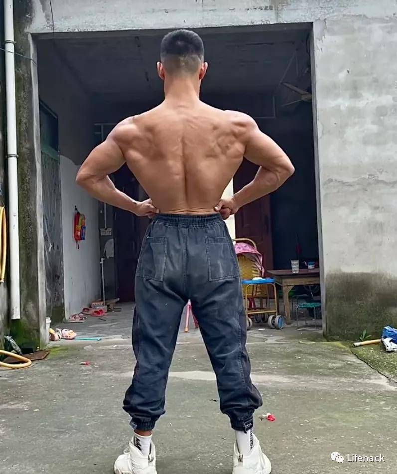锻炼|农村小伙疯狂秀肌肉，身材碾压99%健身教练