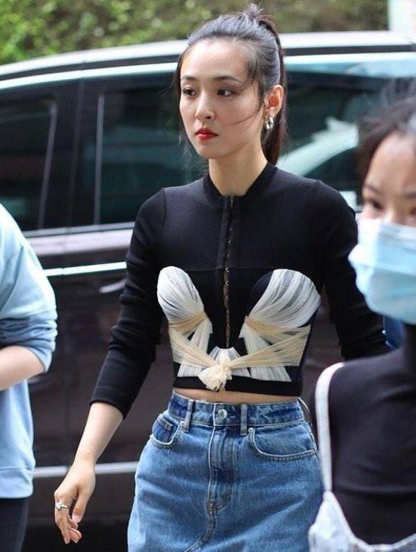 整体 吴倩穿开叉半裙参加直播,腰细腿长很吸睛,生图下也很美