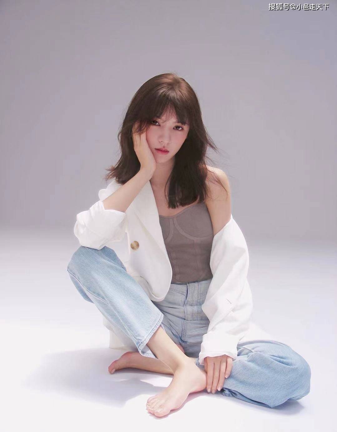 外套 张予曦白色外套动人写真