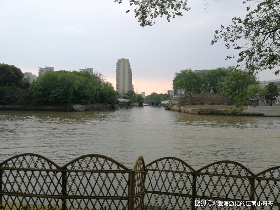 走在运河边，伴随着轰隆隆的雷声，圆满完成了枫桥景区之旅