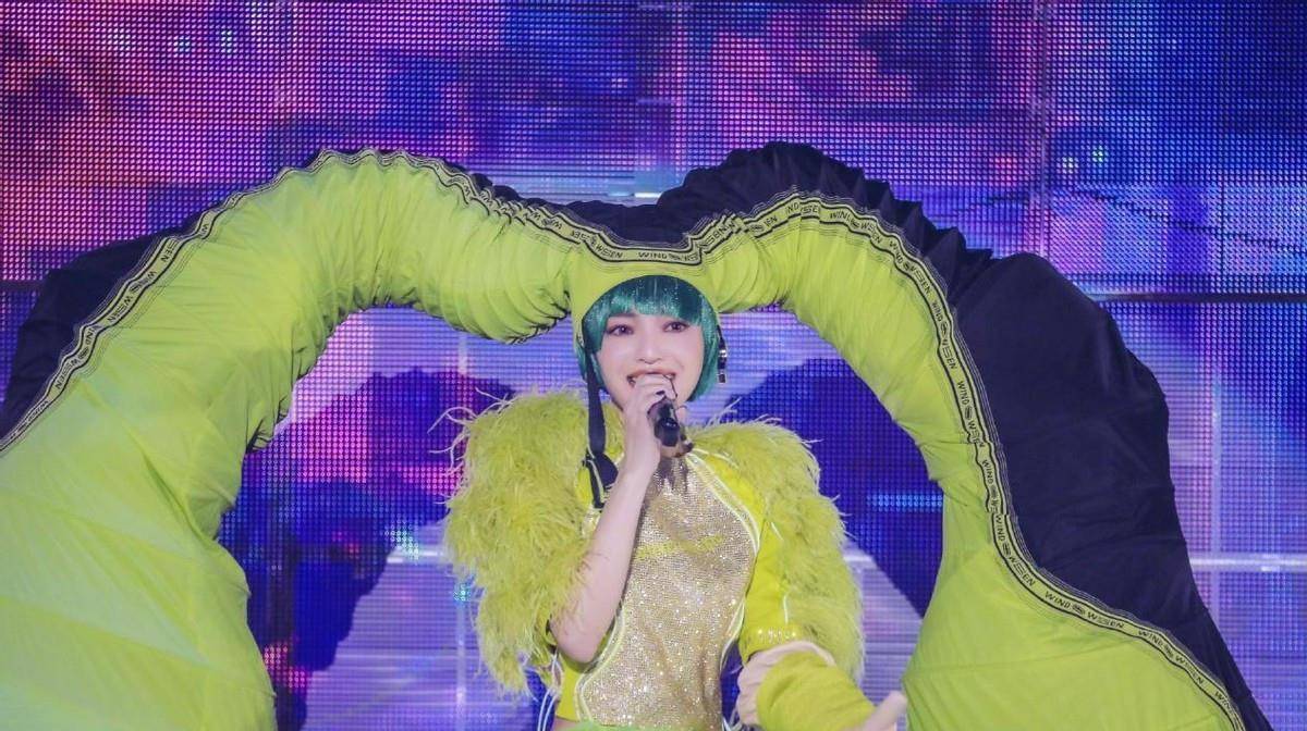 颜色 张韶涵的穿搭方式独特过头了，但本人颜值好，依旧能驾驭