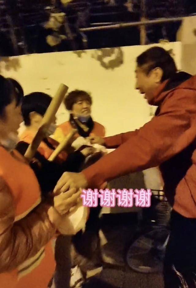 馮鞏|63歲馮鞏曬近況，衣著樸素為環衛工送早餐，徒弟曹隨風親自掃大街