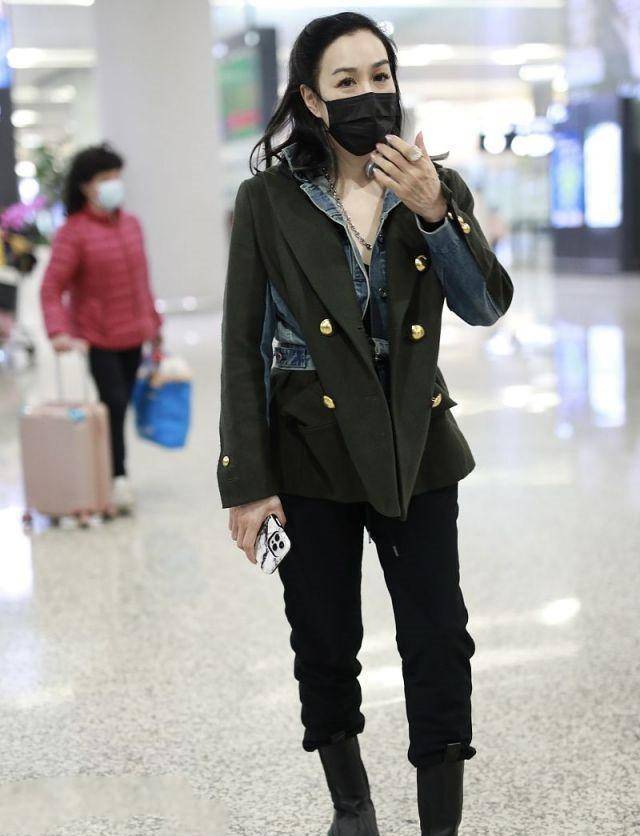 设计 钟丽缇一身潮装现身机场，西装混搭牛仔上身，比年轻人都还敢穿
