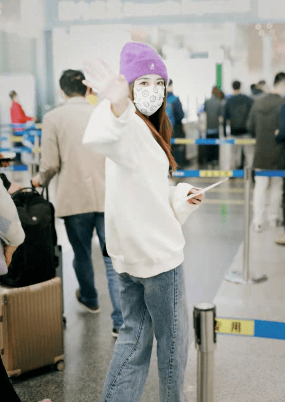 毛衣 徐璐的身材和气质真好，穿绿色小西装搭配牛仔裤，高级又时髦！