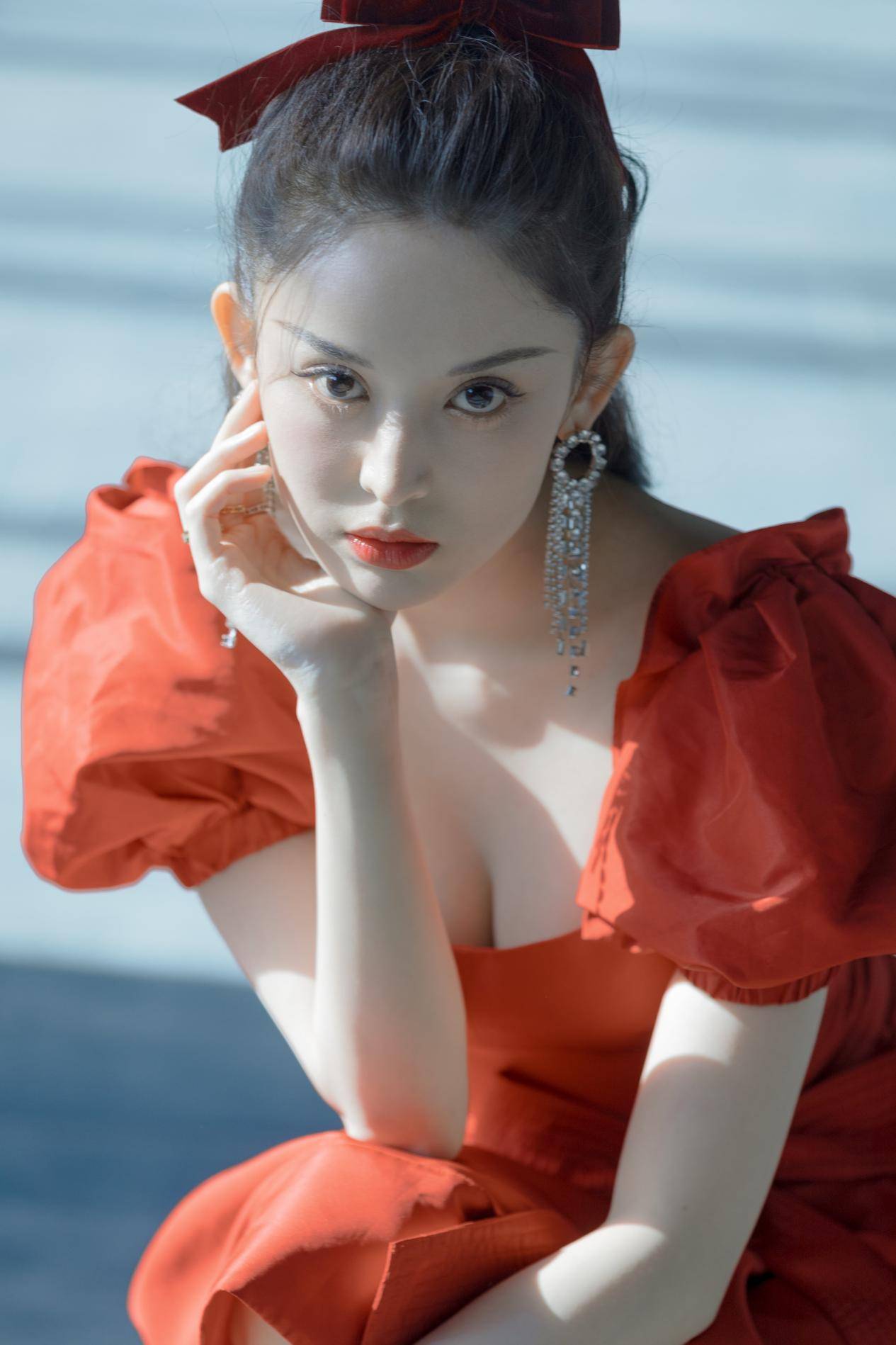 演技 古力娜扎颜值比演技好，红色公主裙宛若真公主，高贵优雅是真绝