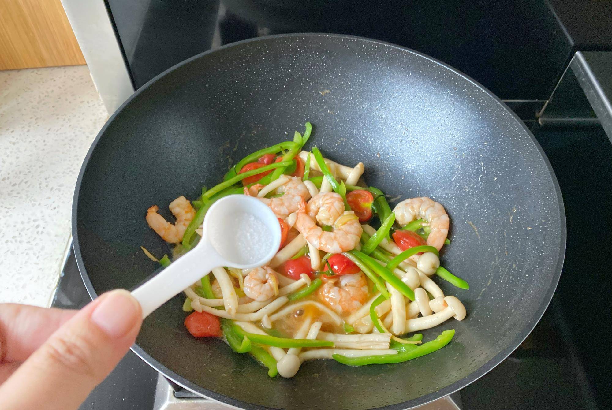 大虾怎么炒才好吃家常 4404a2908ec34e90a48921f8be879999.jpeg