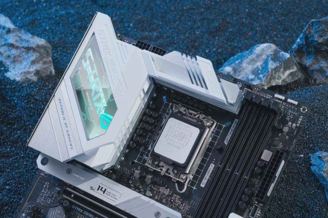 玩家|潮品装甲引领全新战斗形态 ROG STRIX Z690吹雪主板降临