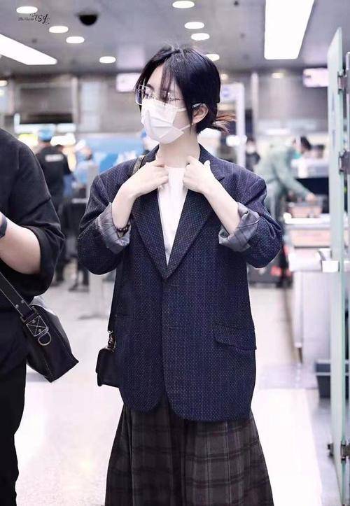 风衣 31岁谭松韵像18，红色碎花裙+风衣，时尚减龄还好看