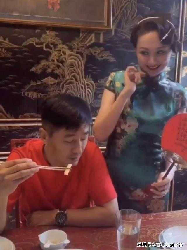 感觉 程莉莎终于穿旗袍了，绿色修身旗袍裙配复古盘发，美得不像话