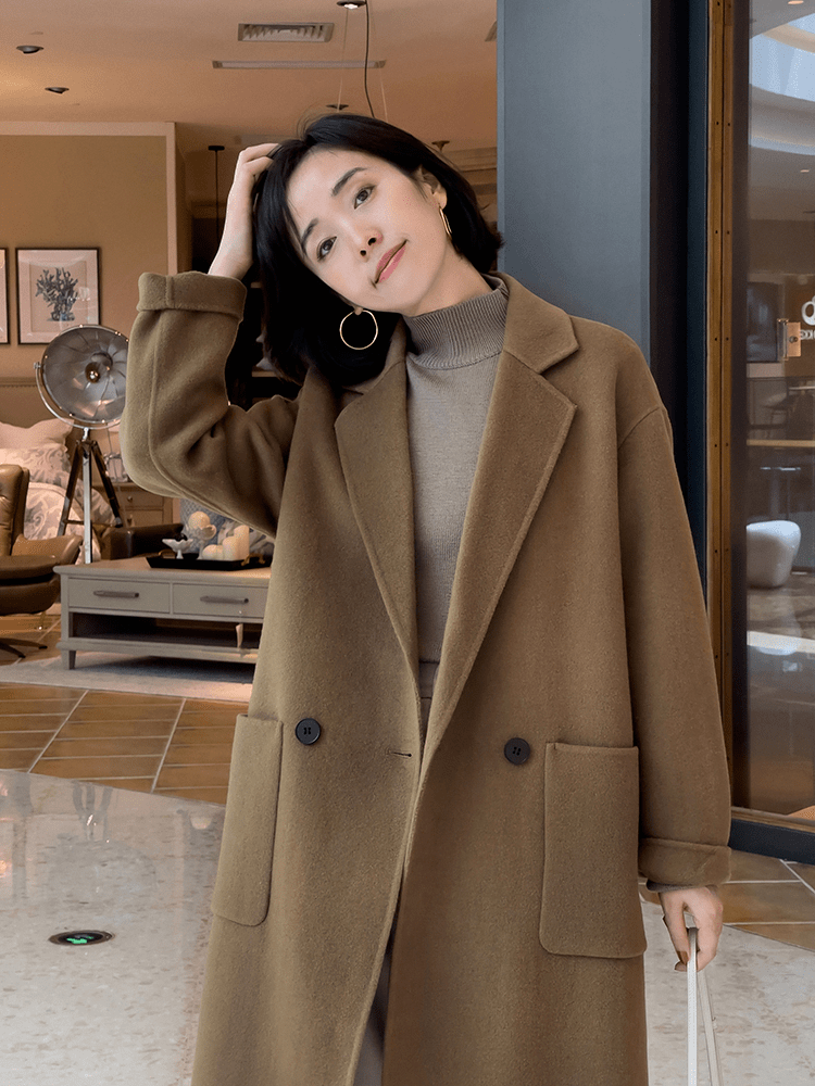 注入 这个秋天熟女都爱穿“大衣+高领衫”，优雅知性，关键还很保暖