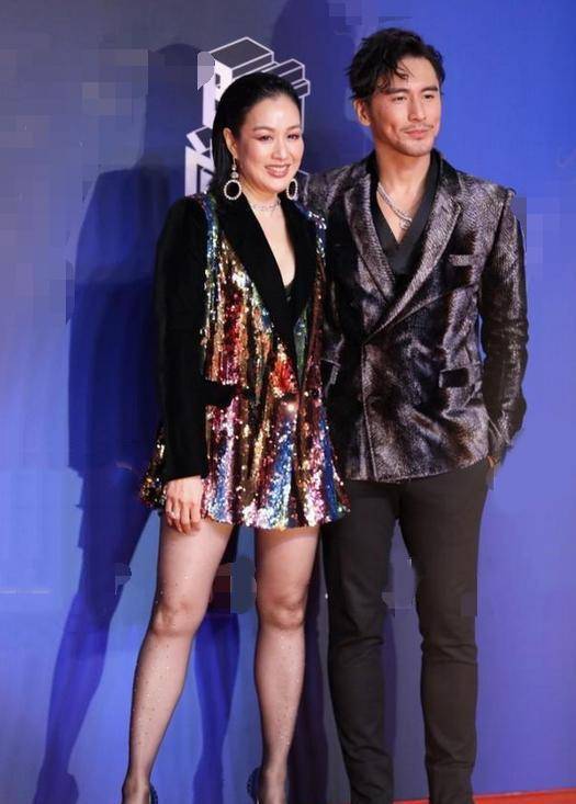 设计 钟丽缇一身潮装现身机场,西装混搭牛仔上身,比年轻人都还敢穿