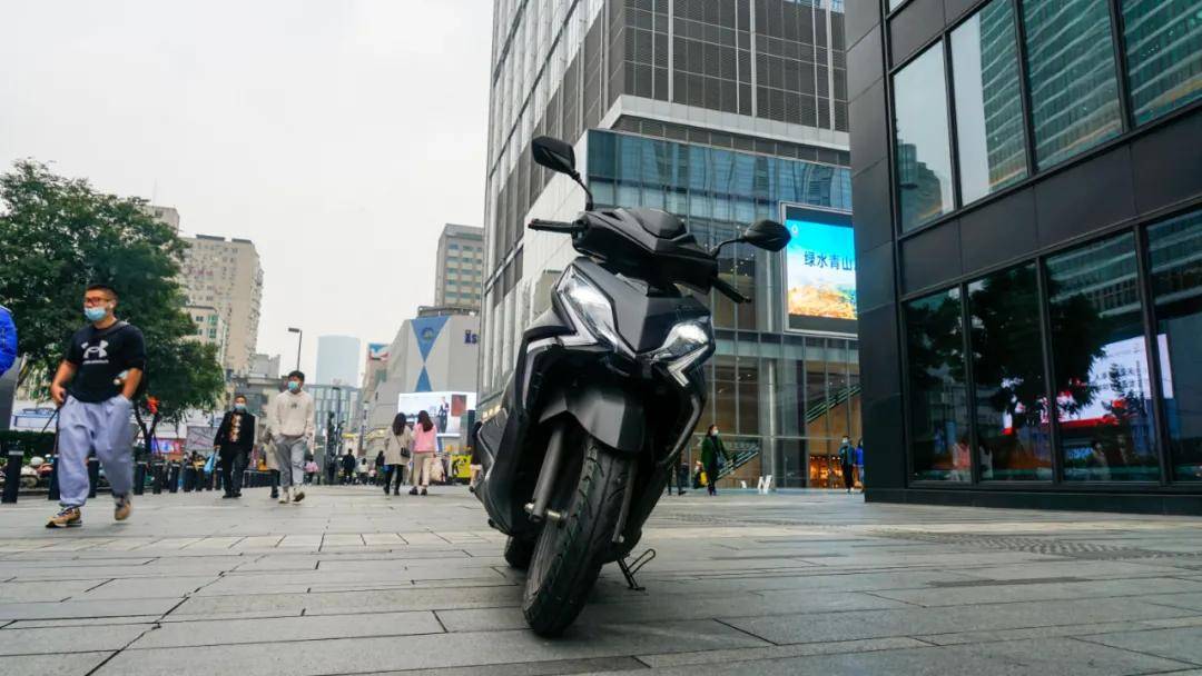 裂行rx125麒麟版打卡成都:与飞机同行,穿越太古里_生活