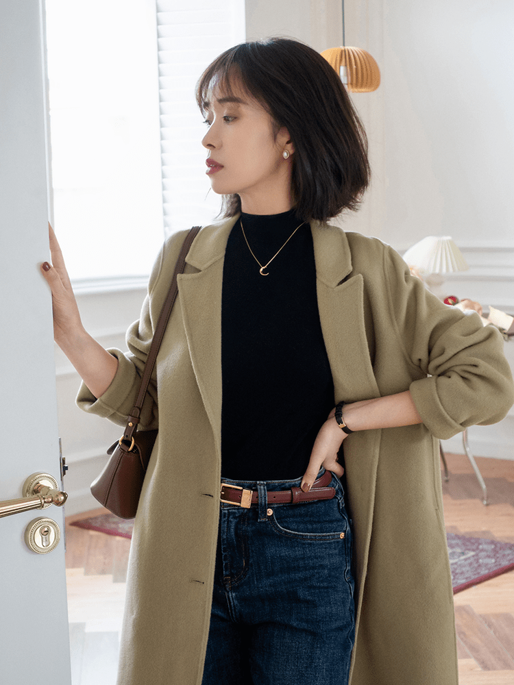 注入 这个秋天熟女都爱穿“大衣+高领衫”，优雅知性，关键还很保暖