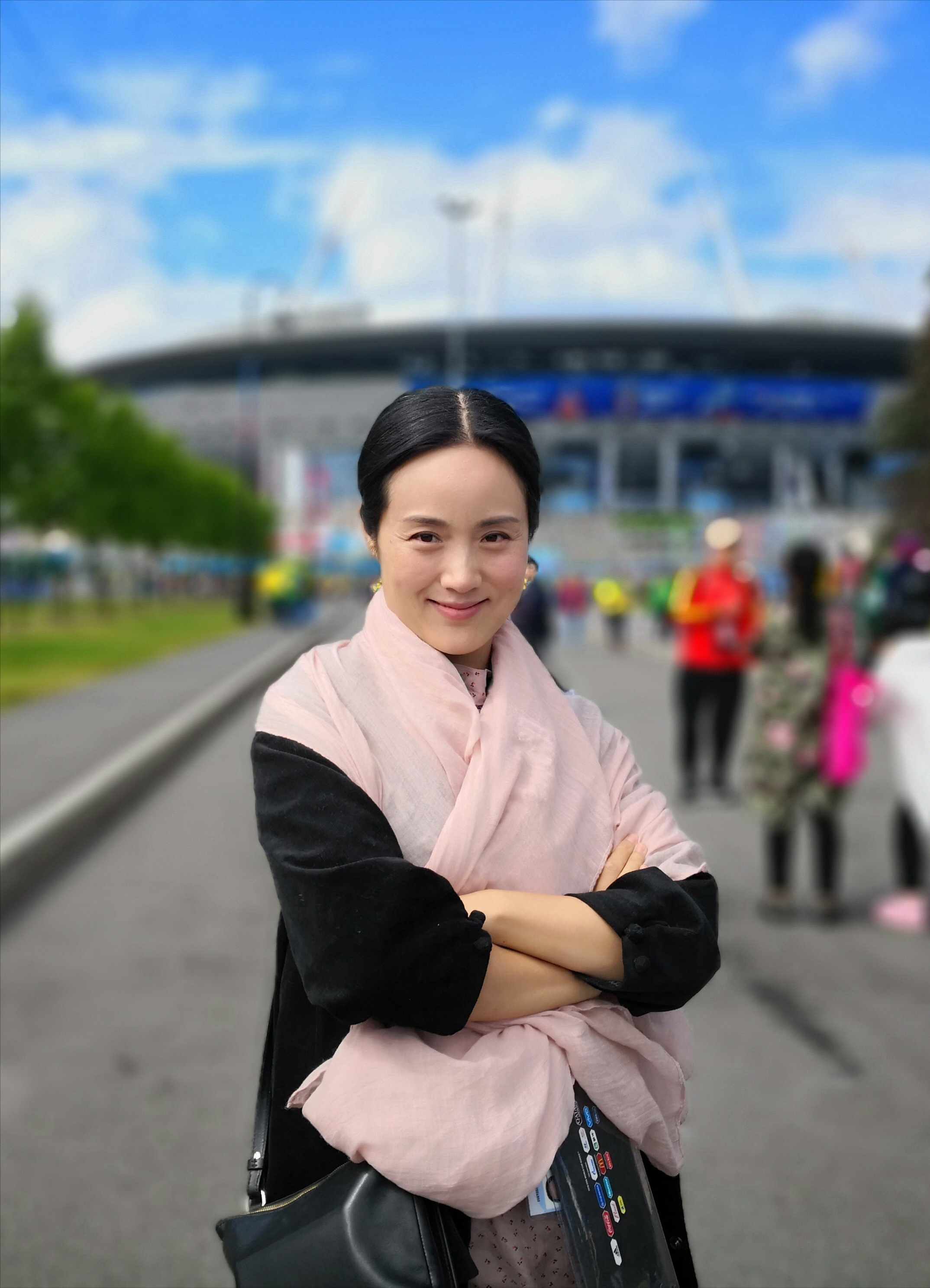 央视新闻联播前主播杨柳一盒樱桃娶歌唱家妻子47岁做父亲