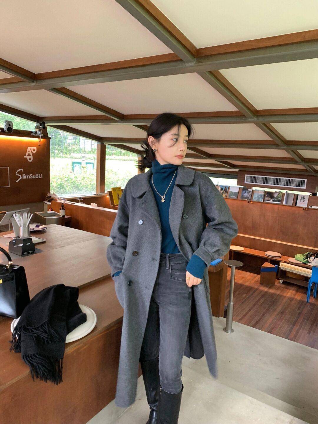 注入 这个秋天熟女都爱穿“大衣+高领衫”，优雅知性，关键还很保暖