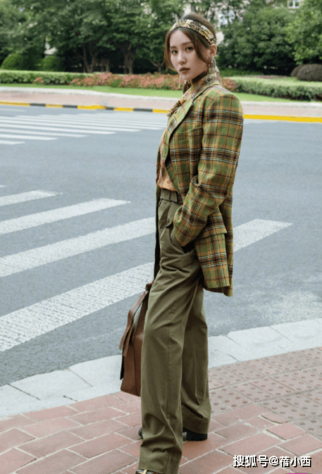 藏蓝色 刘诗诗彻底换风格了，穿卡其色风衣配连帽卫衣，连气质都变洋气了