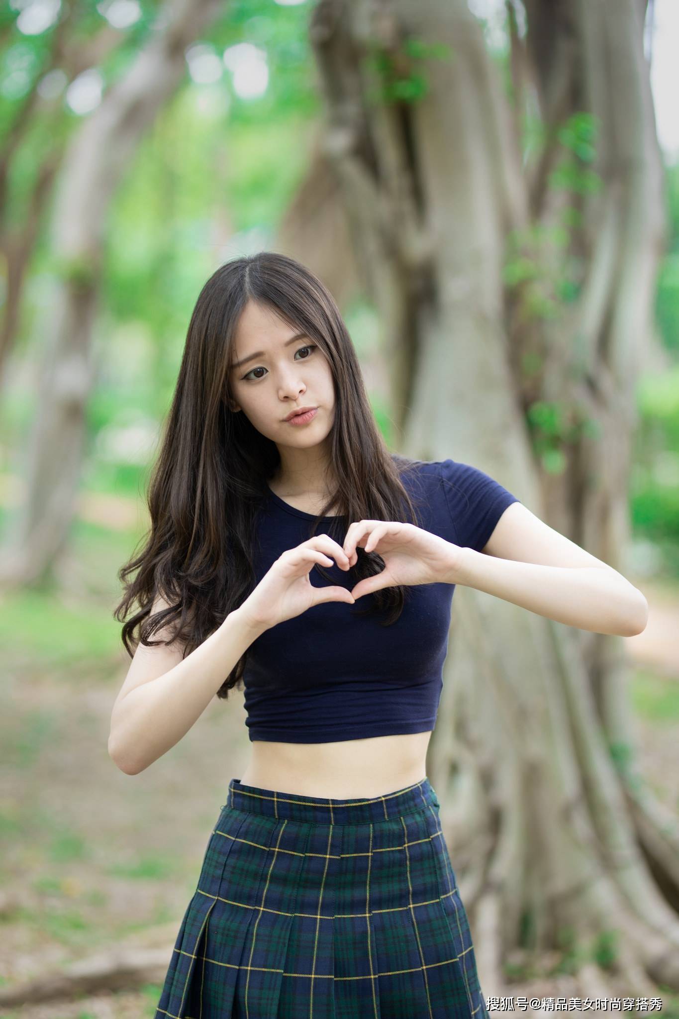 藏蓝色 格子系列的百褶裙，不一样的百褶裙穿搭