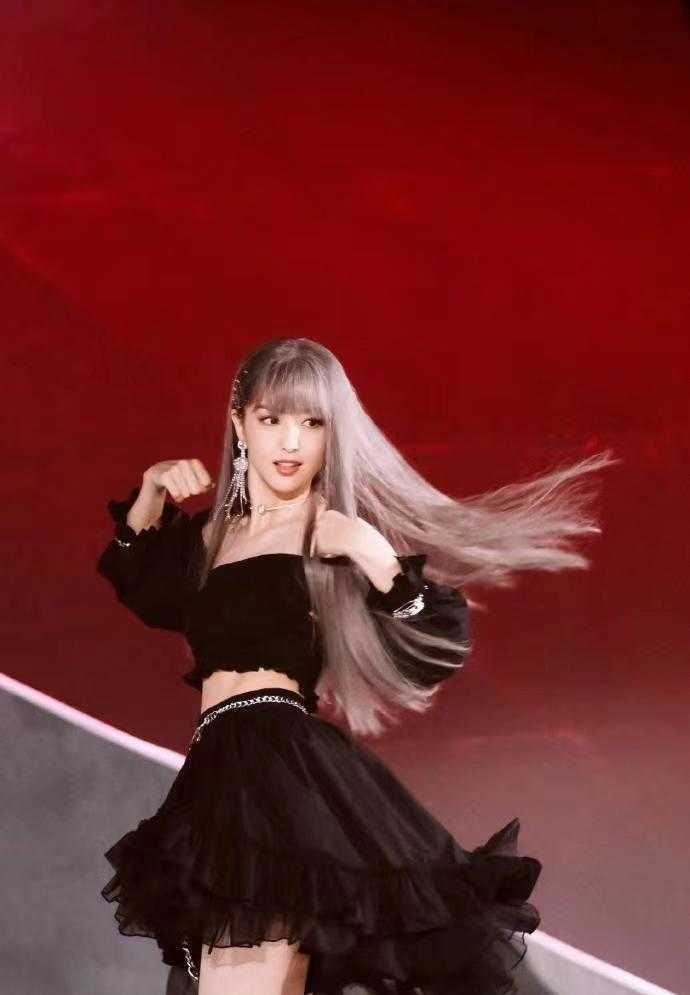 通身 佟丽娅离婚后风格大变，染灰紫色长发配女团造型，美得差点认不出