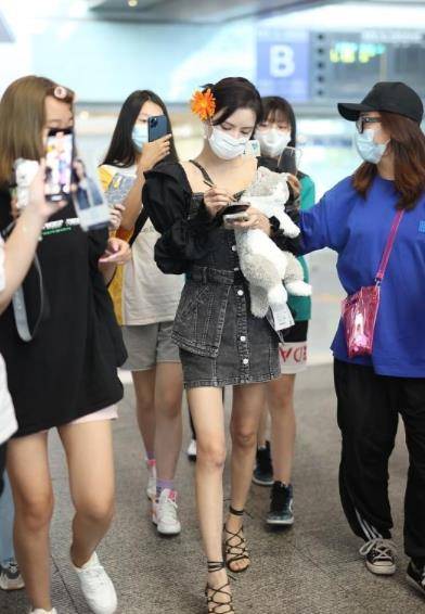 张予曦 张予曦还真是“人间尤物”,天生童颜脸太精致了,看着像17岁少女