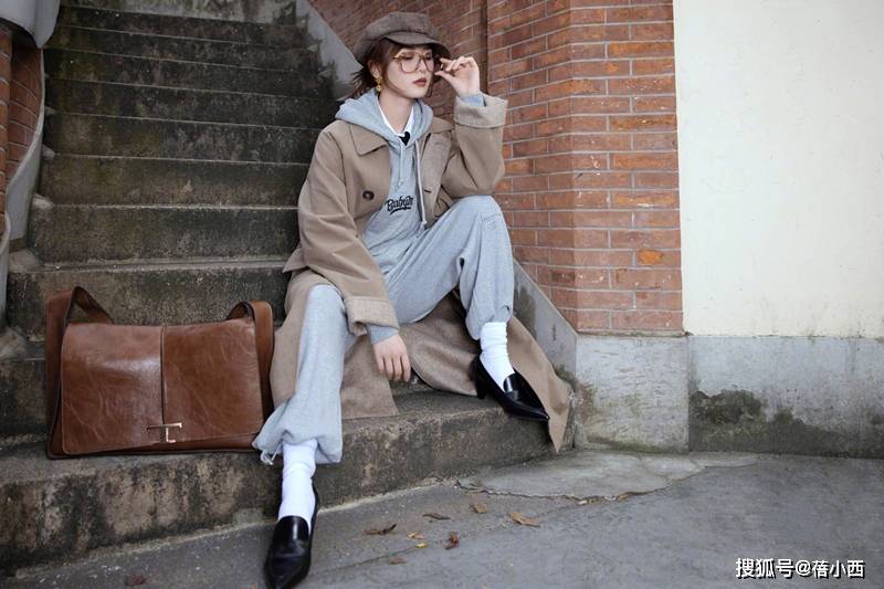 藏蓝色 刘诗诗彻底换风格了，穿卡其色风衣配连帽卫衣，连气质都变洋气了