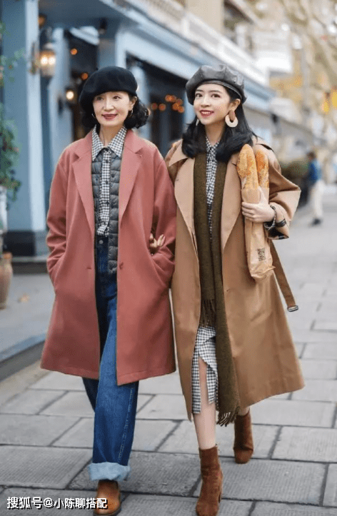 颜色 60岁妈妈比女儿会穿,秋天“大衣+毛衣”,越老越洋气优雅