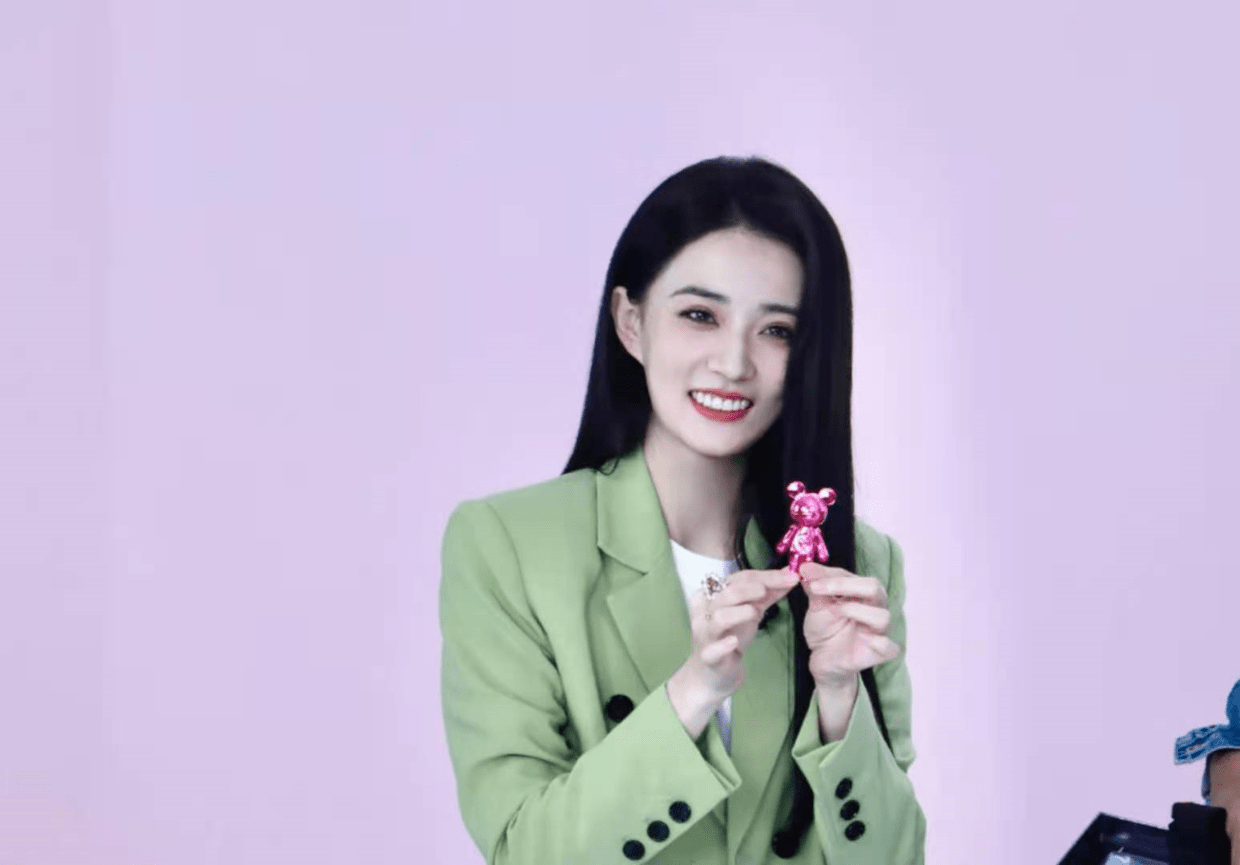 毛衣 徐璐的身材和气质真好，穿绿色小西装搭配牛仔裤，高级又时髦！