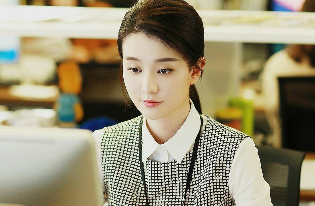 2,事实事实上,赵医生和关雎尔太相似,有着同样的爱好都喜欢听唱片,两