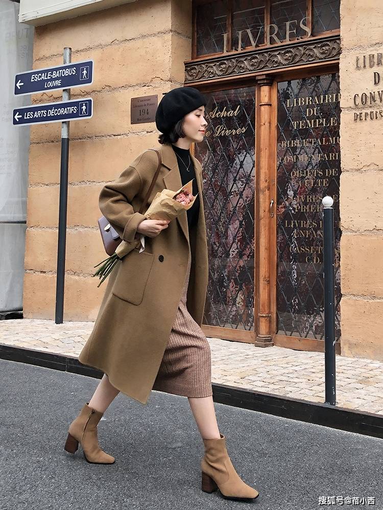 毛衣 奔三奔四的女人,建议多穿大衣+“长筒靴”或“短靴”,时髦洋气