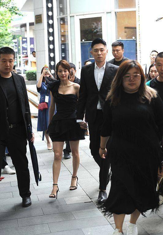 短裙 张嘉倪:与老公买超手拉手,穿A字单户黑短裙好迷人,真羡煞旁人